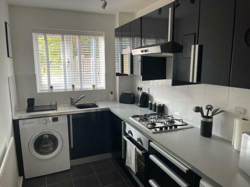 Quiet Canal Side Apartment With Parking & Garden