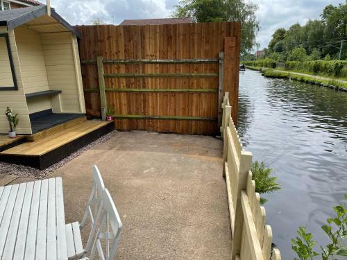 Quiet Canal Side Apartment With Parking & Garden