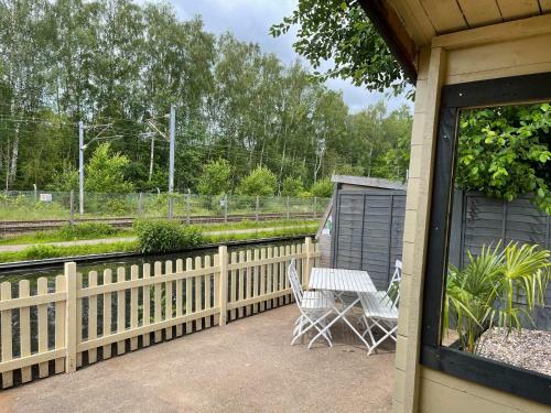 Quiet Canal Side Apartment With Parking & Garden