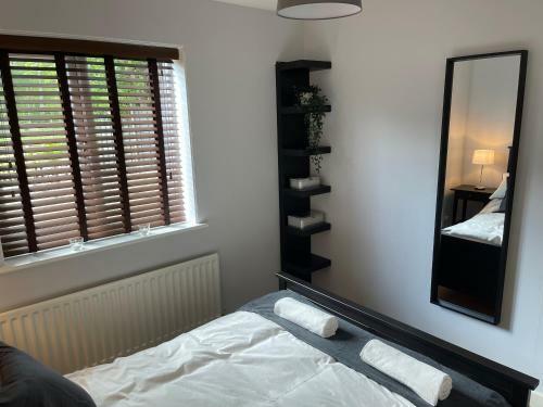 Quiet Canal Side Apartment With Parking & Garden