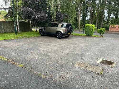 Quiet Canal Side Apartment With Parking & Garden