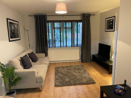 Quiet Canal Side Apartment With Parking & Garden