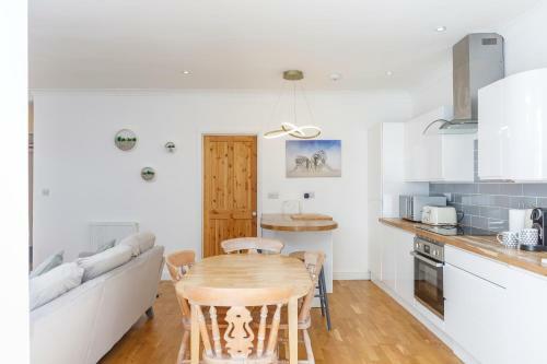 Lovely, Centrally Located 2-bedroom Apartment With Patio