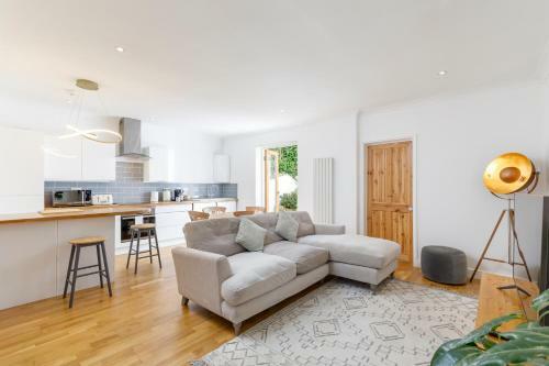 Lovely, Centrally Located 2-bedroom Apartment With Patio