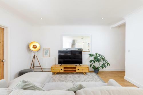 Lovely, Centrally Located 2-bedroom Apartment With Patio
