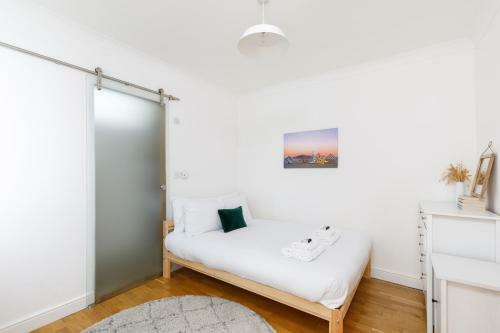 Lovely, Centrally Located 2-bedroom Apartment With Patio