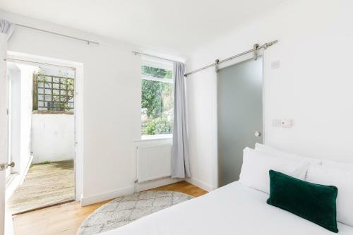 Lovely, Centrally Located 2-bedroom Apartment With Patio