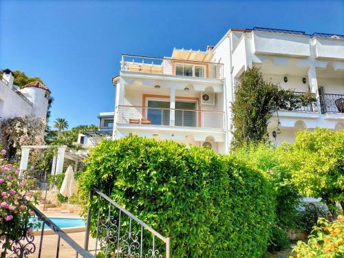 Villa Anna-cheerful 3 Bedroom Villa With A Pool