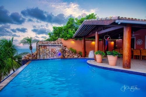 Casa Monte Belo -ferias Alto Padr�o- Beachfront Vacation