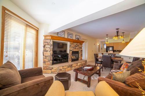 #467- Golf Course Condo Near Ski Resort, Mountain Views