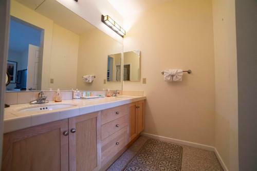 #467- Golf Course Condo Near Ski Resort, Mountain Views