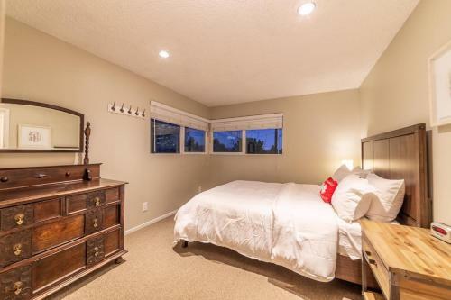 #508- Spacious Mid-town Condo Close To Restaurants, Pool & Spa