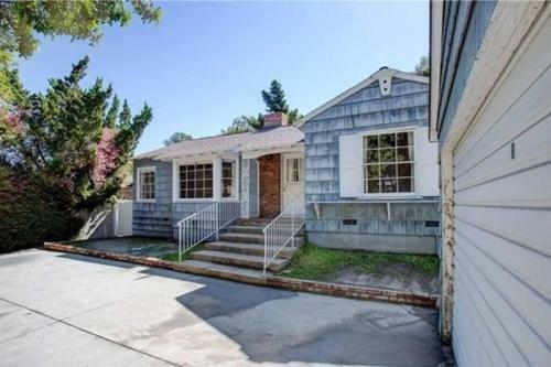 Villa Near Ventura Blvd - Beautiful Home With Backyard