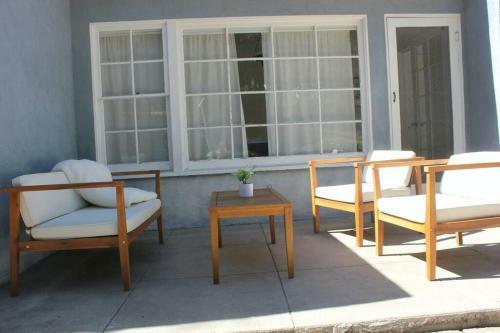 Villa Near Ventura Blvd - Beautiful Home With Backyard