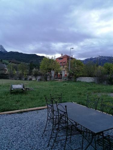Maison Dans Parc Cl�tur�