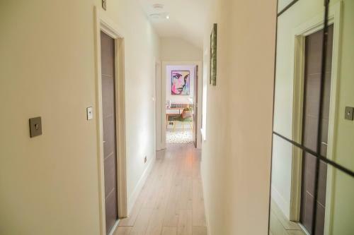 Apartamento New Cosy & Secure - 2 Bed - Free Wifi - Modern & Functional