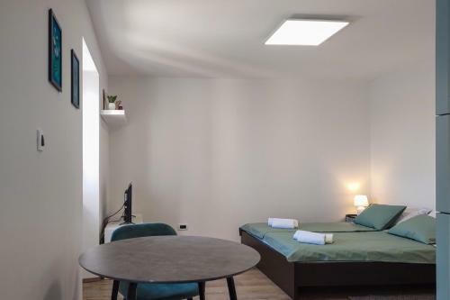 Studio Apartment Above Promenade W Terrace & Parking