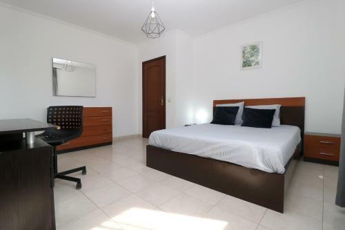 Room With Private Bathroom A2q4 Penha - Faro