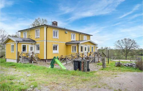 Stunning Home In M�rlunda With Wifi And 6 Bedrooms
