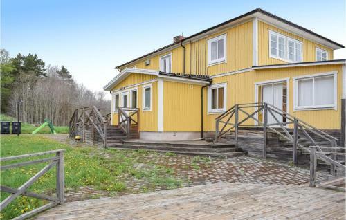 Stunning Home In M�rlunda With Wifi And 6 Bedrooms