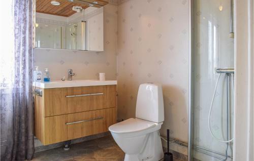 Stunning Home In M�rlunda With Wifi And 6 Bedrooms