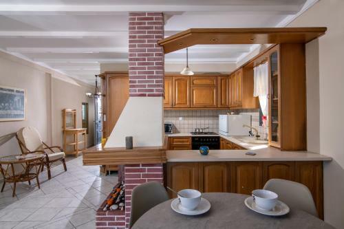 Evi's Beach Front Apartment By Estia