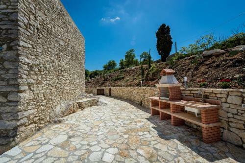 Villa Stone Walls With Jacuzzi