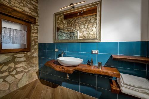 Villa Stone Walls With Jacuzzi