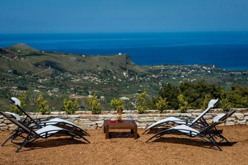 Villa Stone Walls With Jacuzzi