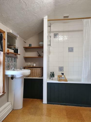 2 Bedroom House Within Walking Distance Of Town