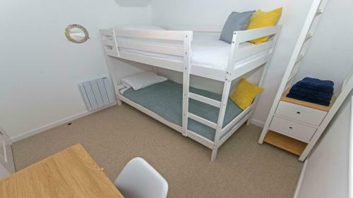 Pebbles Croyde Sleeps 8 4 Bedrooms