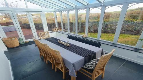 Pebbles Croyde Sleeps 8 4 Bedrooms