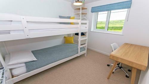Pebbles Croyde Sleeps 8 4 Bedrooms