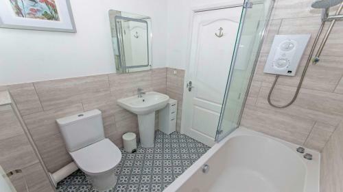 Pebbles Croyde Sleeps 8 4 Bedrooms