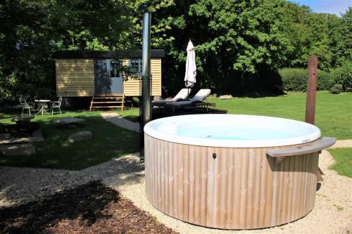 Sanford Escapes - Shepherds Hut & Hot Tub
