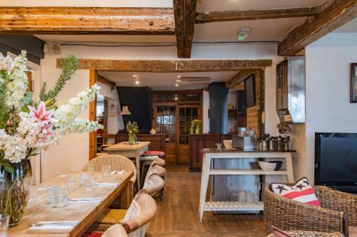 The White Cliffs Retreat - Coastal Village Lodge