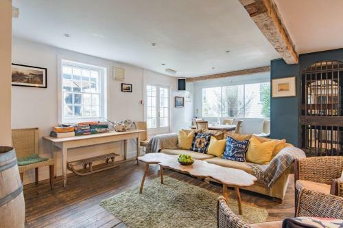 The White Cliffs Retreat - Coastal Village Lodge