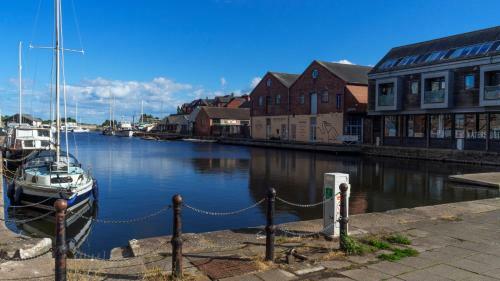Charming Quayside Apartment In Exeter, Devon