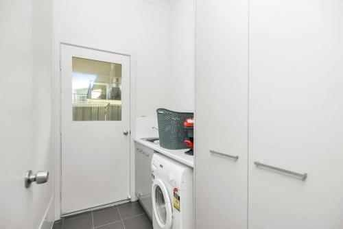Dunescape 4br With Nbn And Sea Views