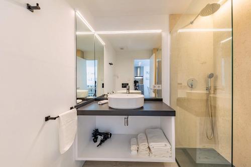 Beachfront Apartment Sivella Mar