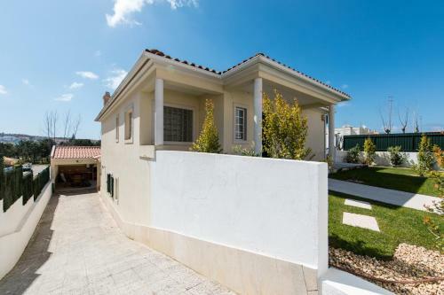 Villa Moradia De 3 Quartos Com A/c E Estacionamento