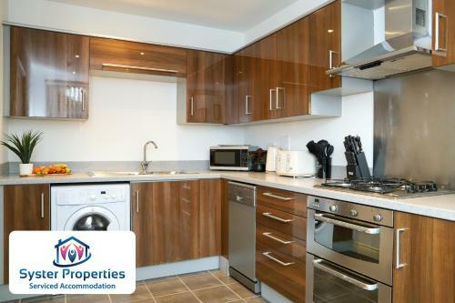 Watkin Heights- 5 Bed Lovely Home/ Groups/work /families