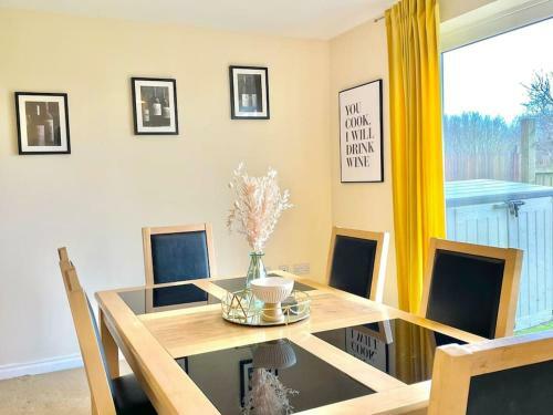 Spacious Coastal Retreat Free Parking