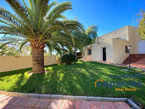 Chalet Con Piscina En Moj�car Playa