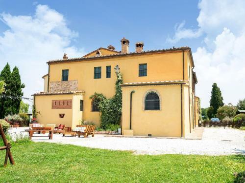 Beautiful Apartment In Collesalvetti With Garden