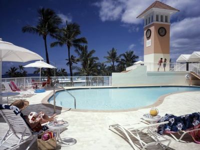 Hotel Park Shore (qv-roh)