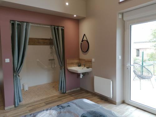 Villa Coss�-le-vivien, 4 Pi�ces, 6 Personnes - Fr-1-600-124