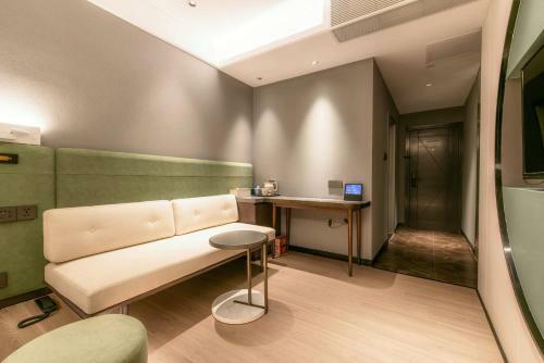 Eason Holiday Hotel