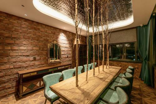 Eason Holiday Hotel