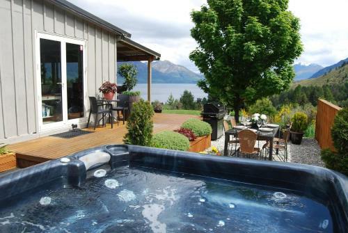 Private Cottage With Spa And Amazing Lake Views